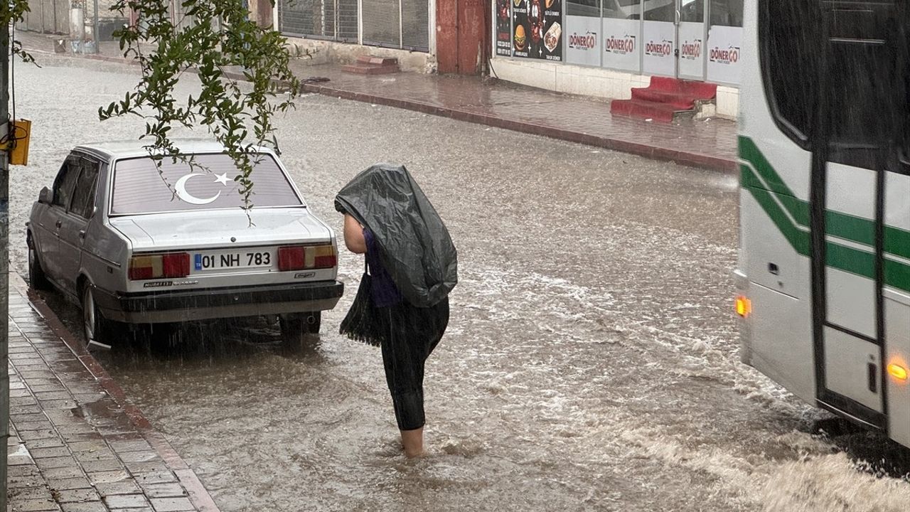 Adana'da Sağanak Yağmur Hayatı Zorlaştırdı