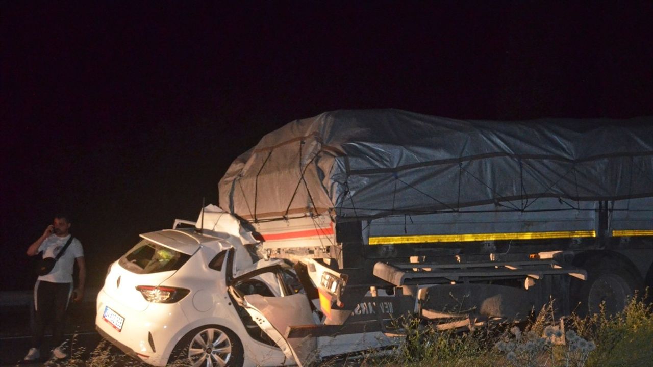 Amasya'da Tırla Çarpışan Otomobilde 5 Yaralı