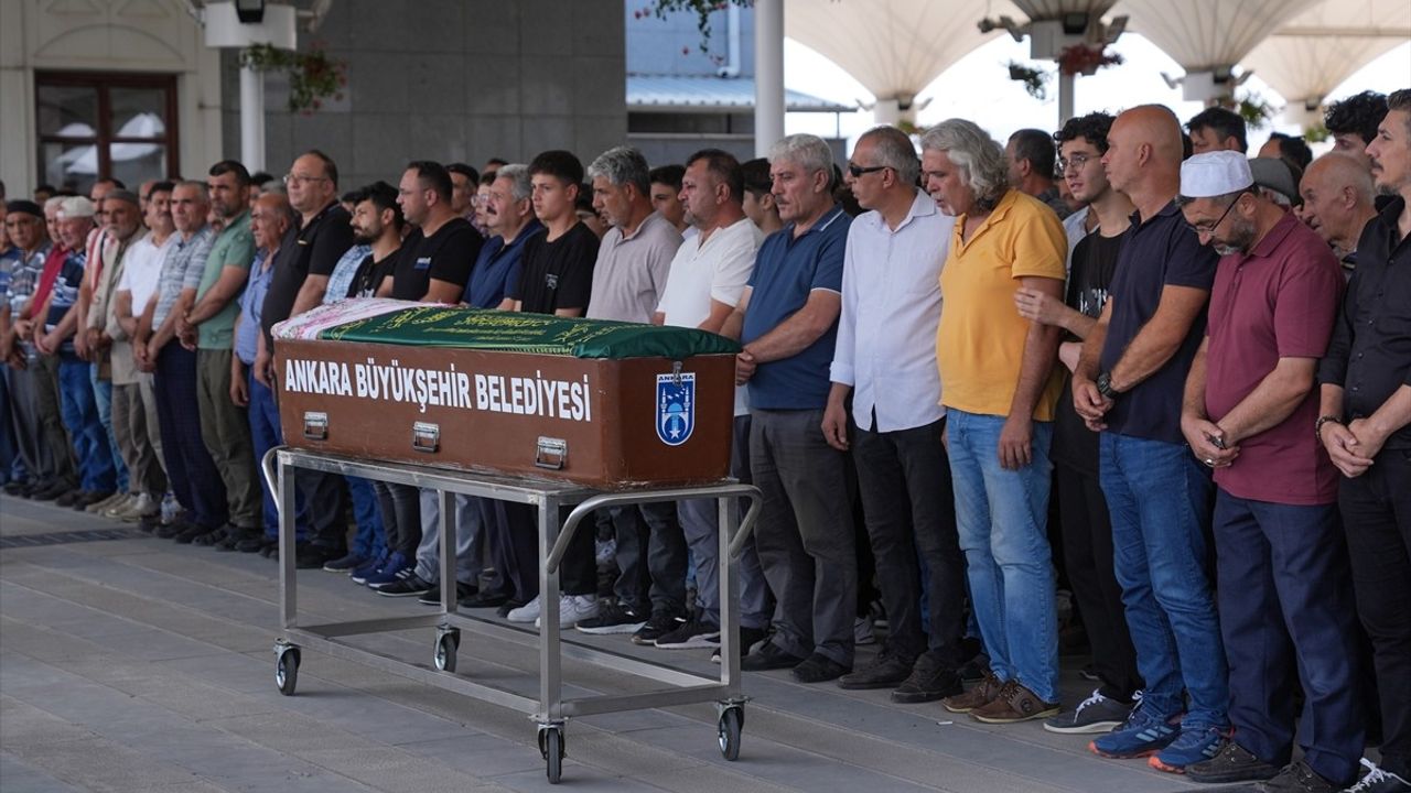 Ankara'da Asansör Boşluğuna Düşen Çocuğun Cenazesi Toprağa Verildi