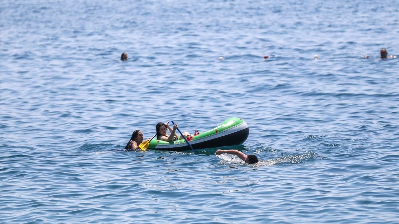 Antalya'da sıcak hava ve nem etkili oluyor