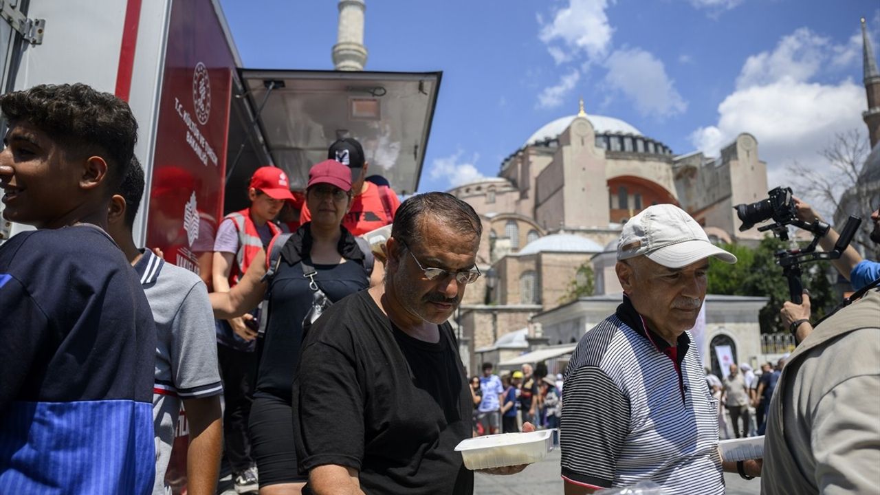 Ayasofya'nın İbadete Açılış Yılı Dönümünde Ziyaretçilere İkram