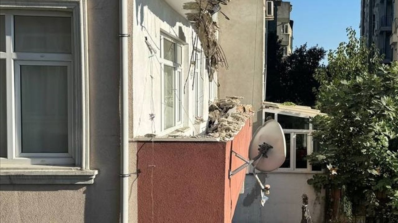 Bayrampaşa'da Balkon Çöktü: Üç Katlı Bina Tahliye Edildi