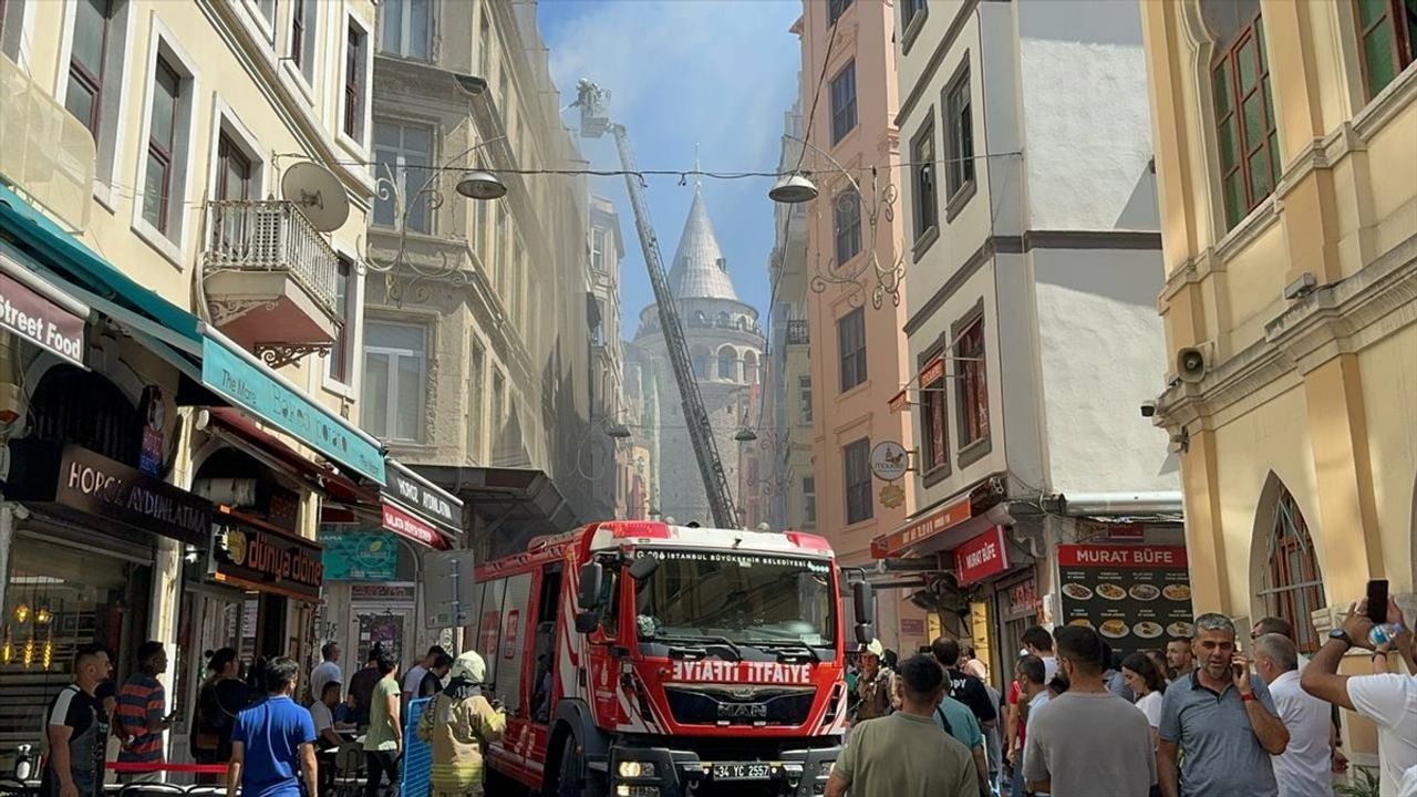 Beyoğlu'nda Otel Çatısında Yangın Çıktı