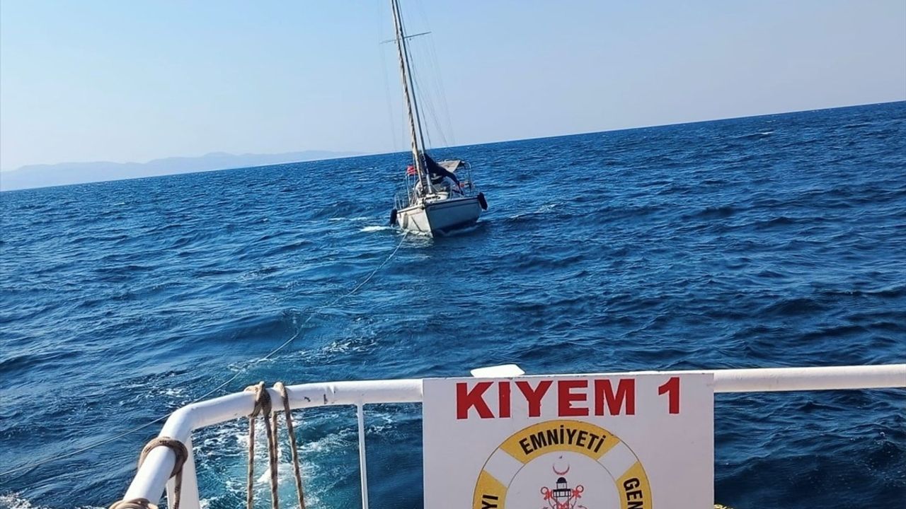 Çanakkale Boğazı'nda Arıza Yapan Tekne Kurtarıldı