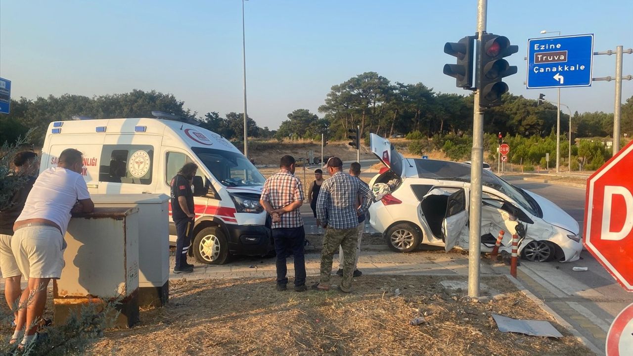 Çanakkale'de Ambulans ve Otomobil Çarpıştı: 3 Yaralı