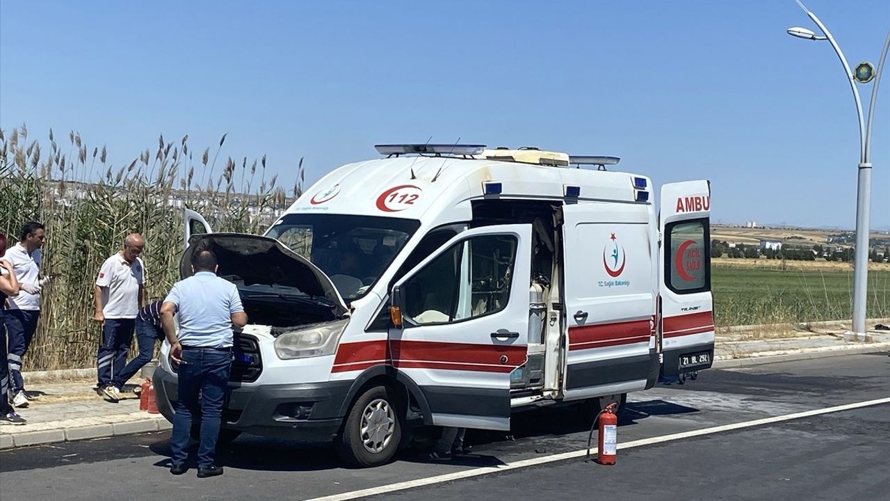 Diyarbakır'da Seyir Halindeki Ambulans Yangını Kontrol Altına Alındı