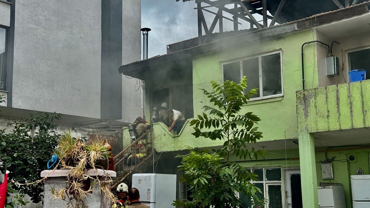Düzce'deki Müstakil Ev Yangını: 5 Kişi Dumandan Etkilendi