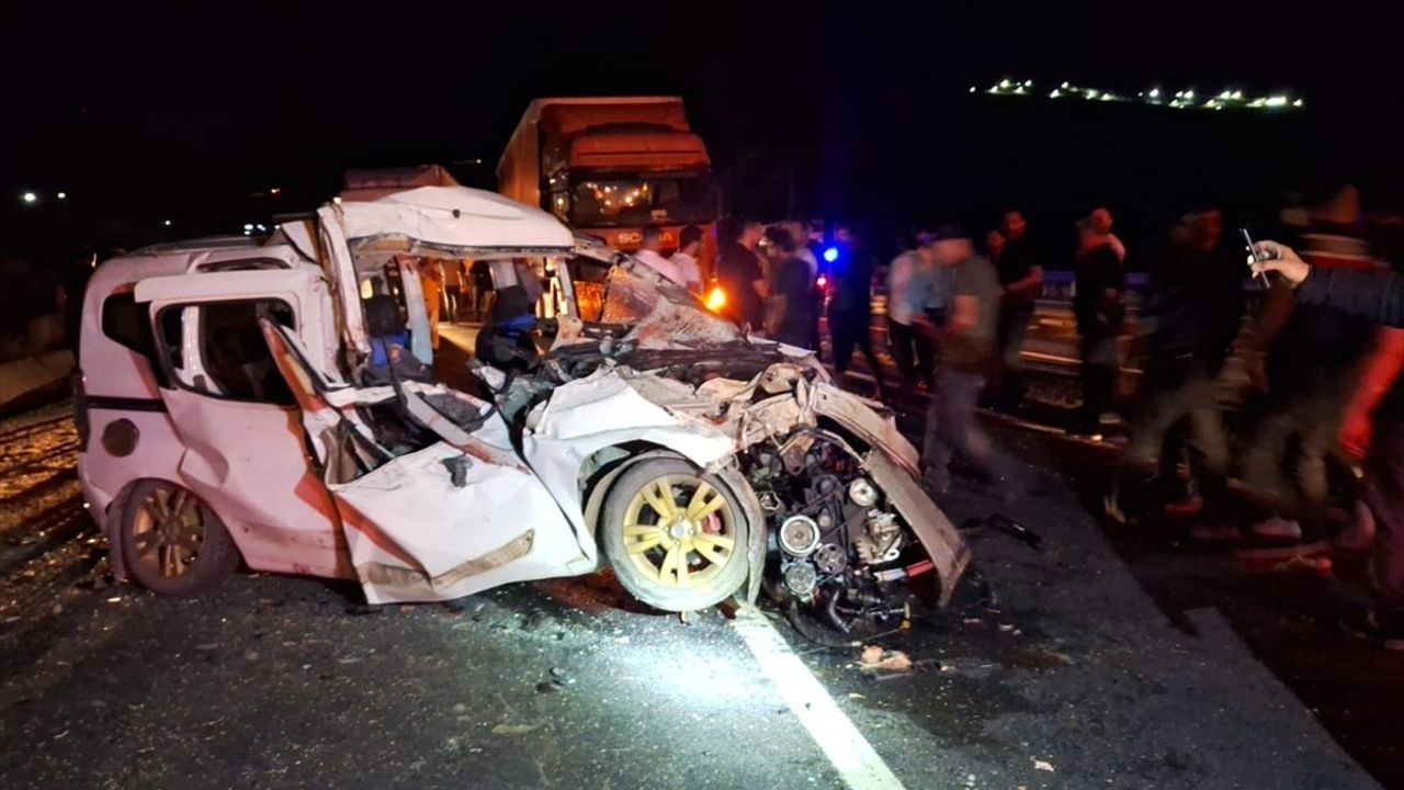 Erzincan'da Trafik Kazası: 3 Ölü, 3 Yaralı