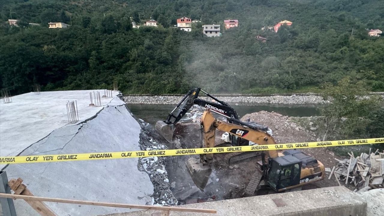 Giresun'da Taşkın Sahasında İnşaat Yıkıldı