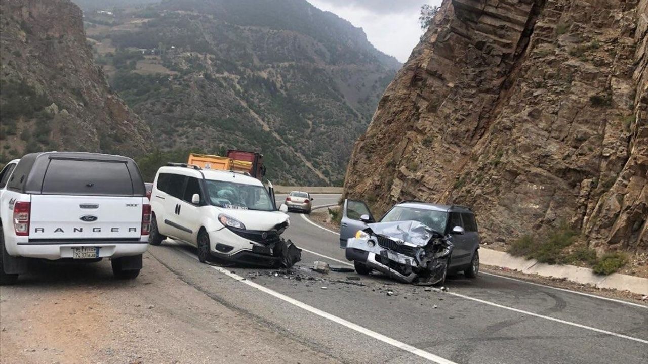 Gümüşhane'de Üç Araçla Trafik Kazası: 4 Yaralı