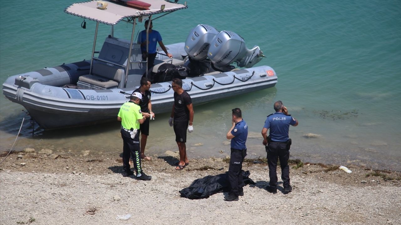 GÜNCELLEME - Adana'da köprüden baraj gölüne düşen otomobildeki 1 çocuğun cesedi bulundu, 3 kişi aranıyor