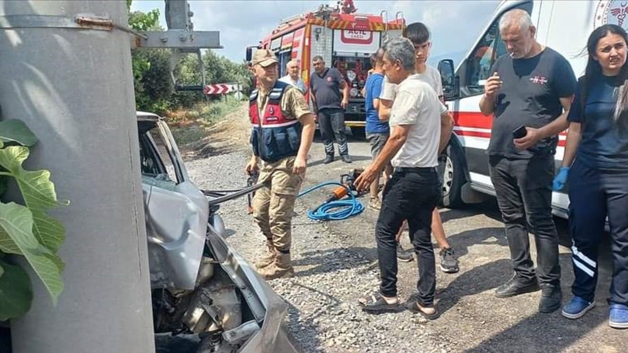 Hatay'da Aydınlatma Direğine Çarpan Araç Kazasında Şoke Eden Ölüm