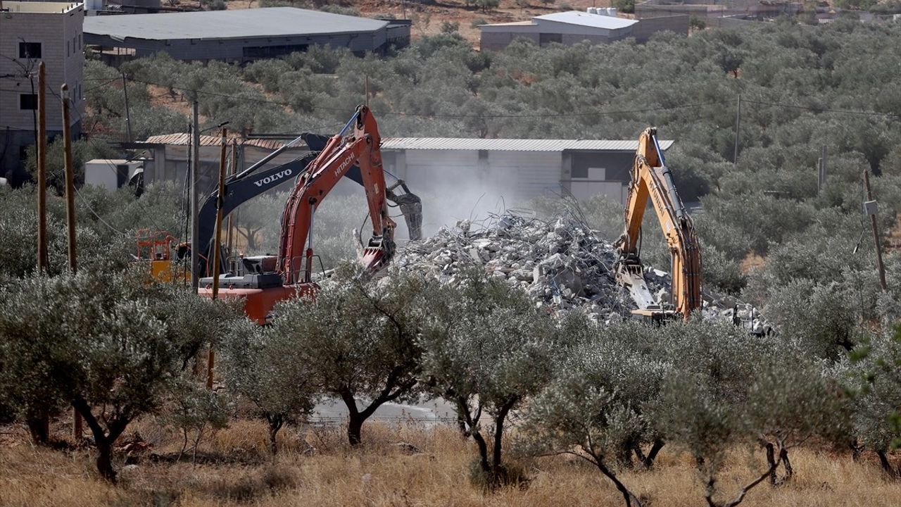 İsrail Ordusu Nablus'ta Filistinlinin Evini Yıktı