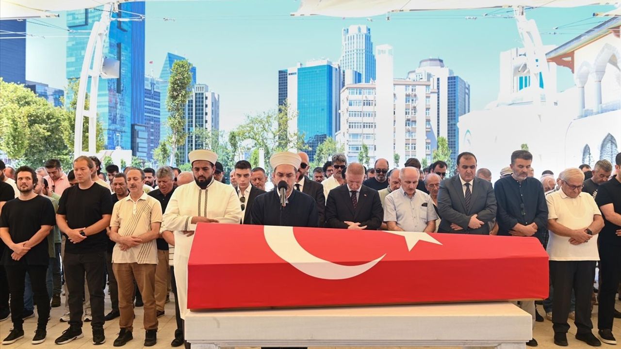 İstanbul Valisi Davut Gül, Emekli Vali Rafet Üçelli'nin Cenazesine Katıldı