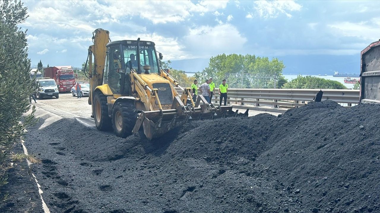 Kocaeli'de Devrilen Tır D-100 Kara Yolunu Kapattı