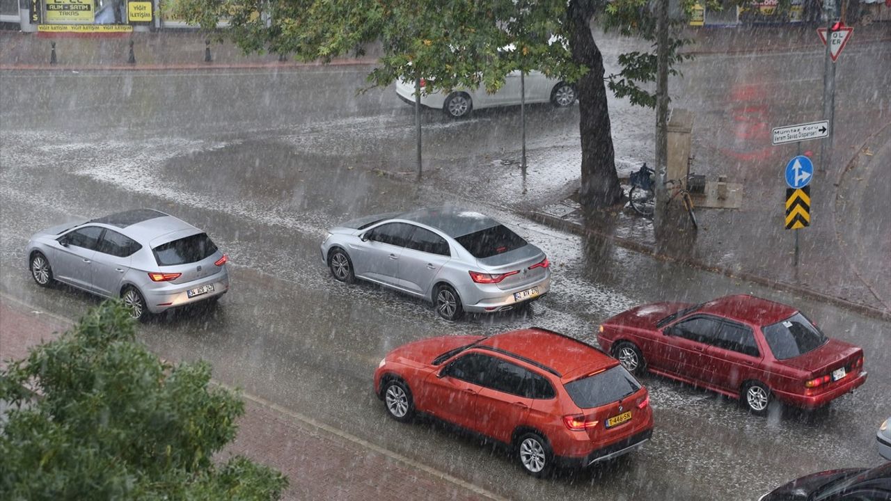 Konya'da Sağanak Yağış Sonrası Su Birikintileri ve Trafik Aksamaları