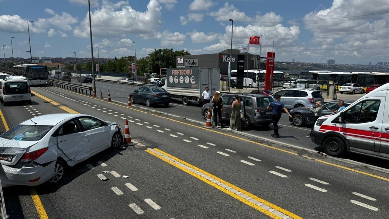 Küçükçekmece'de Metrobüs Yoluna Giren Otomobilin Sürücüsü Yaralandı