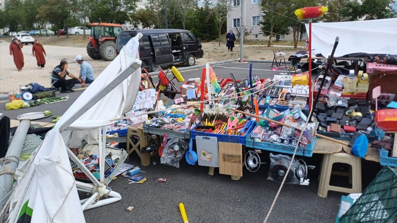 Kütahya'da Şiddetli Rüzgar, Pazar Tezgahlarını Devirdi