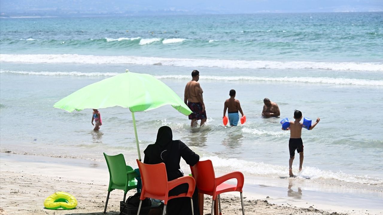 Lübnanlılar Sıcak Havalarda Plajlara Akın Ediyor