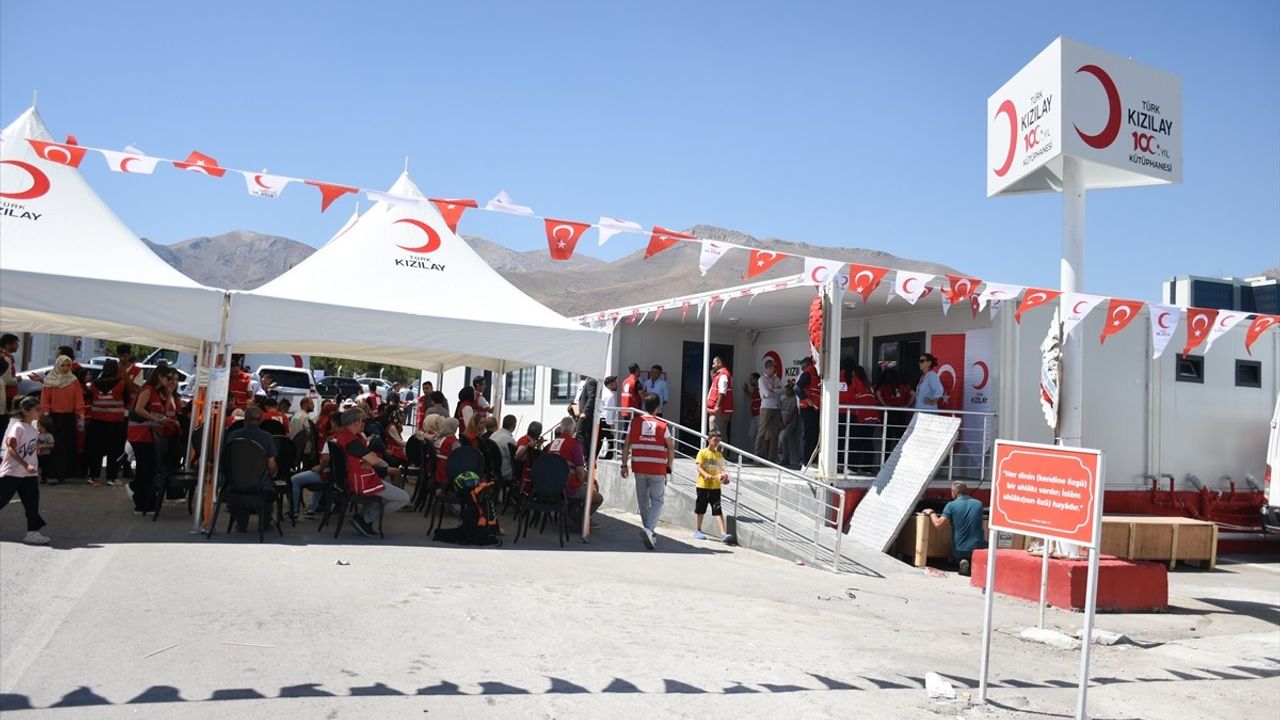 Malatya'da Depremzedeler İçin '100. Yıl Kütüphanesi' Açıldı