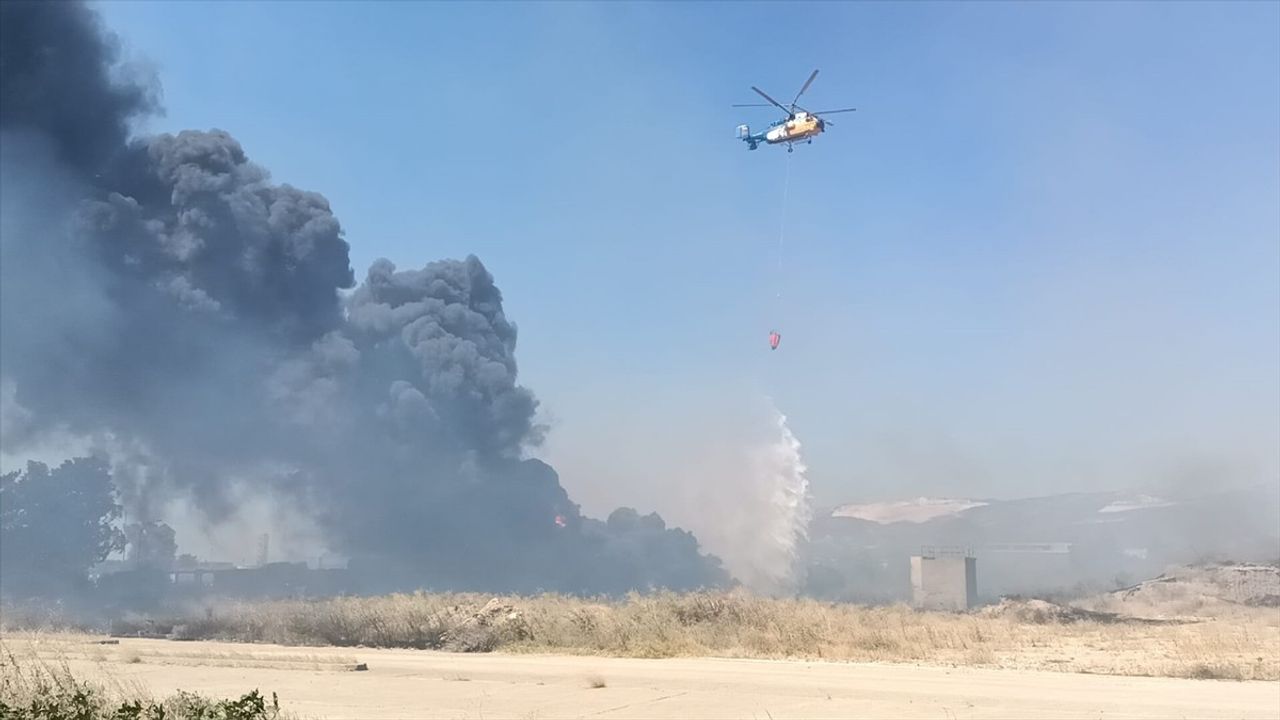 Mersin'de Eski Kağıt Fabrikasında Yangın