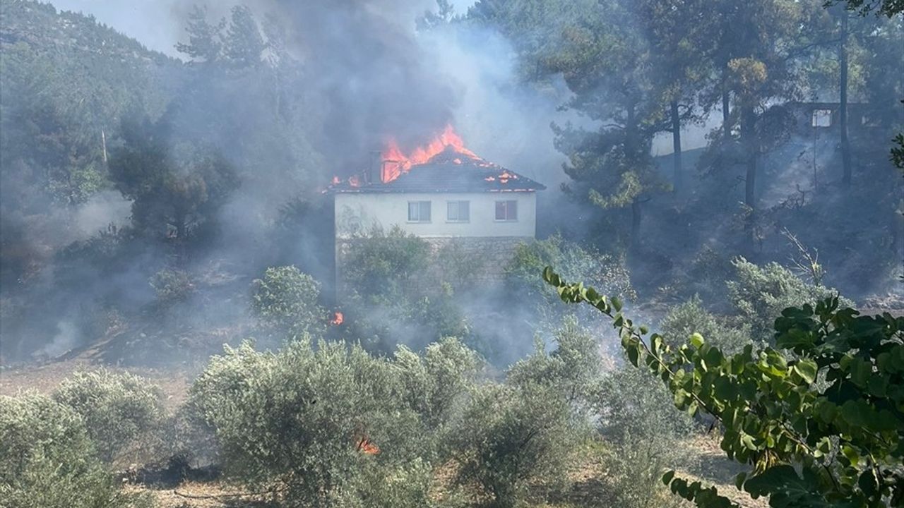 Muğla'da Ev Yangını Ormanı Tehdit Ediyor