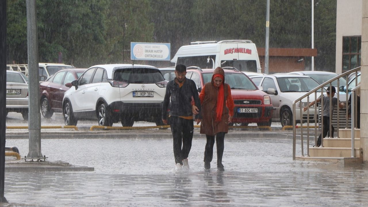 Niğde'de Şiddetli Sağanak Yağış Hayatı Olumsuz Etkiledi