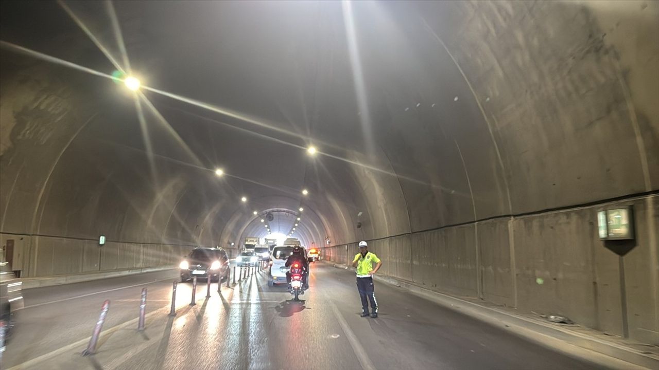 Pendik'teki Tünelde Havalandırma Fanı Düşmesi Trafik Kazasına Neden Oldu