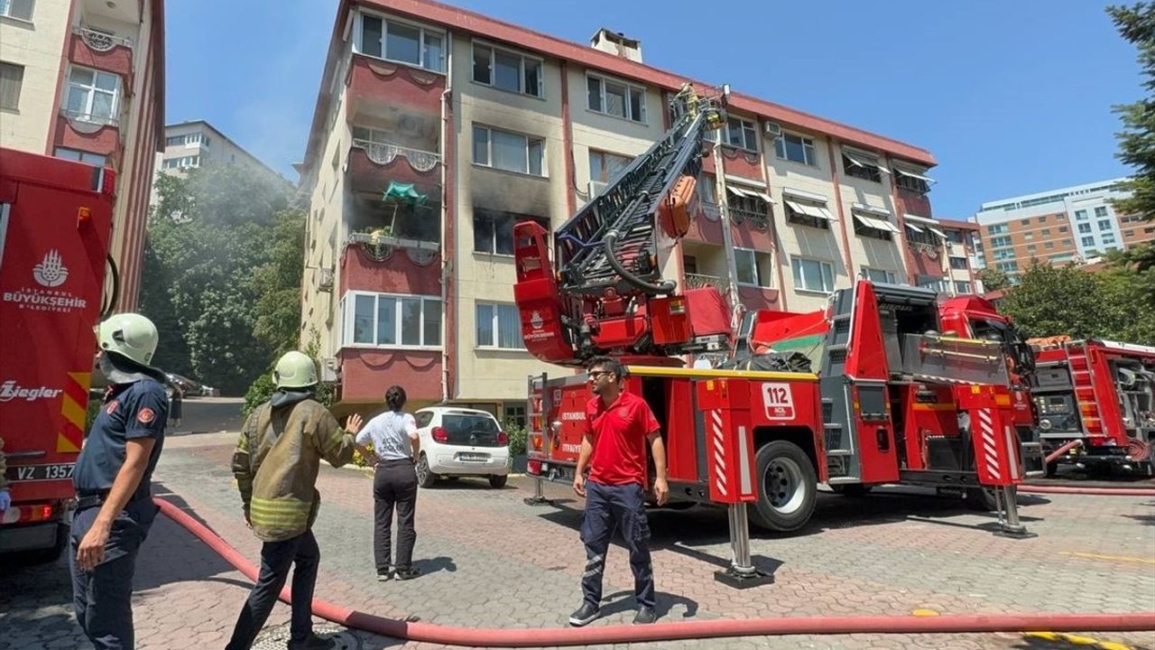 Şişli'de 4 katlı binada çıkan yangın söndürüldü