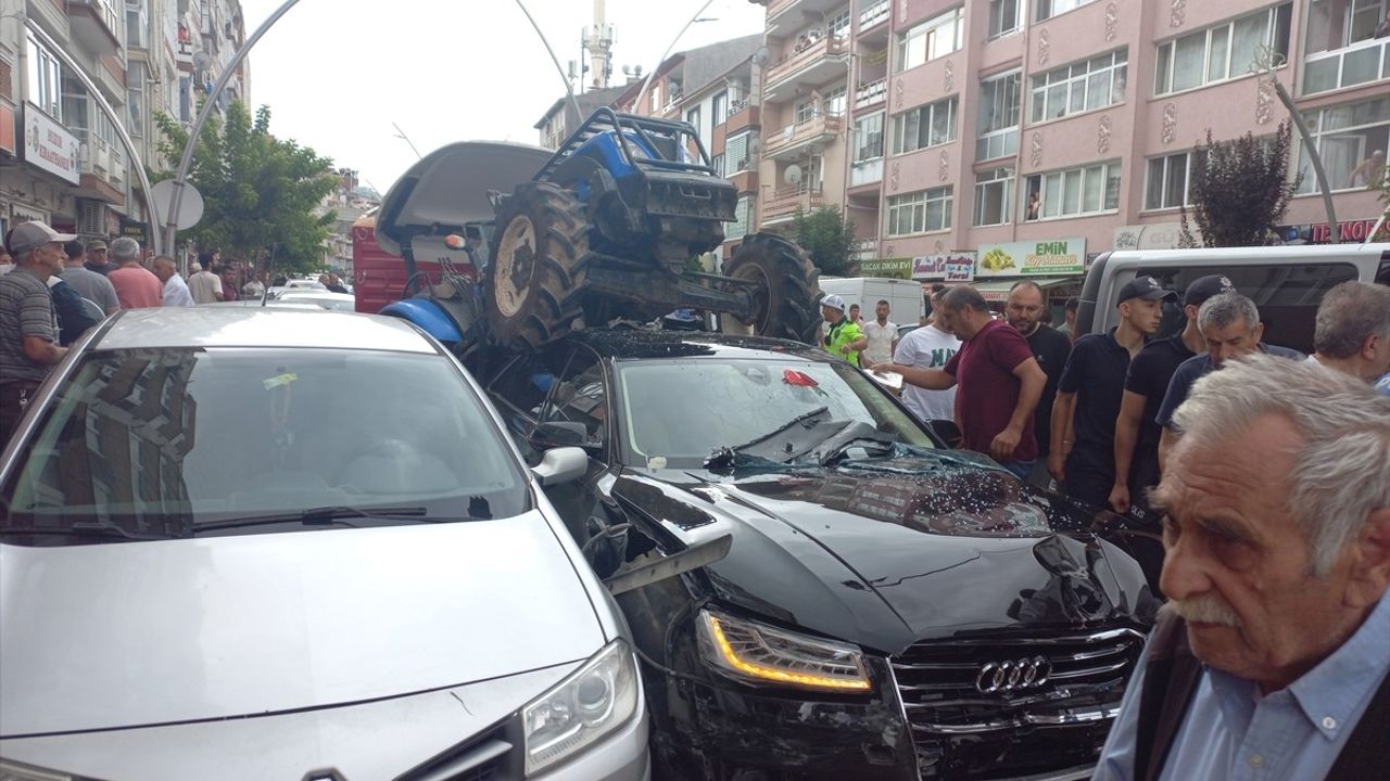 Tokat'ta Freni Boşalan Traktör Trafik Kazası