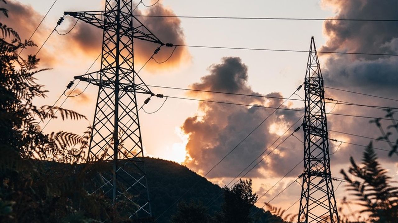 Toroslar EDAŞ ve AYEDAŞ, Yaz Aylarında Kesintisiz Enerji Sağlıyor