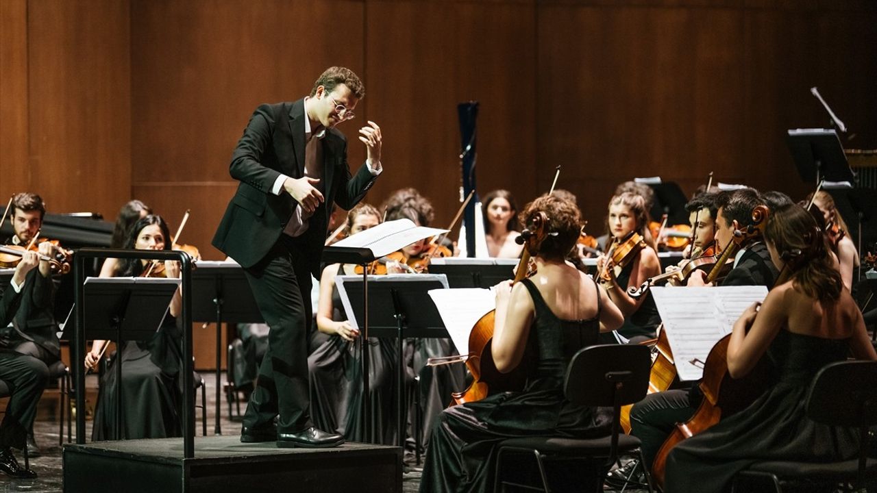 Türkiye Gençlik Filarmoni Orkestrası Akm'de Unutulmaz Bir Konser Verdi