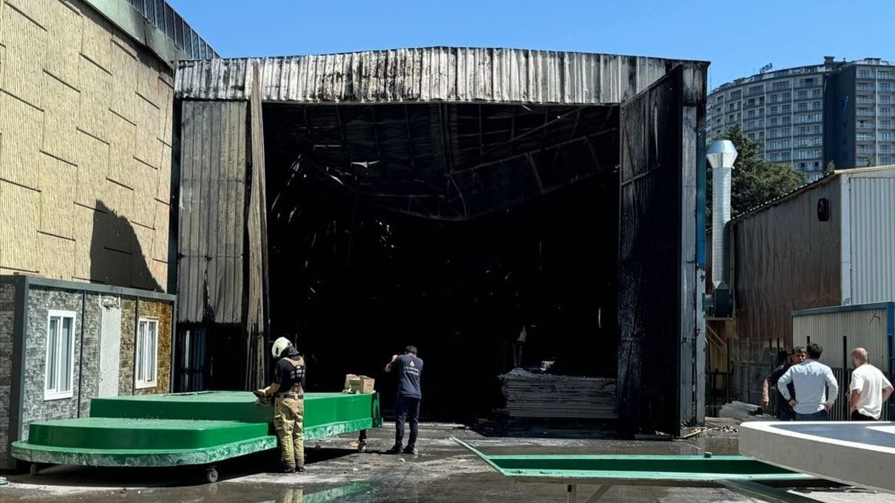 Tuzla'daki Yat İmalathanesinde Yangın Kontrol Altına Alındı