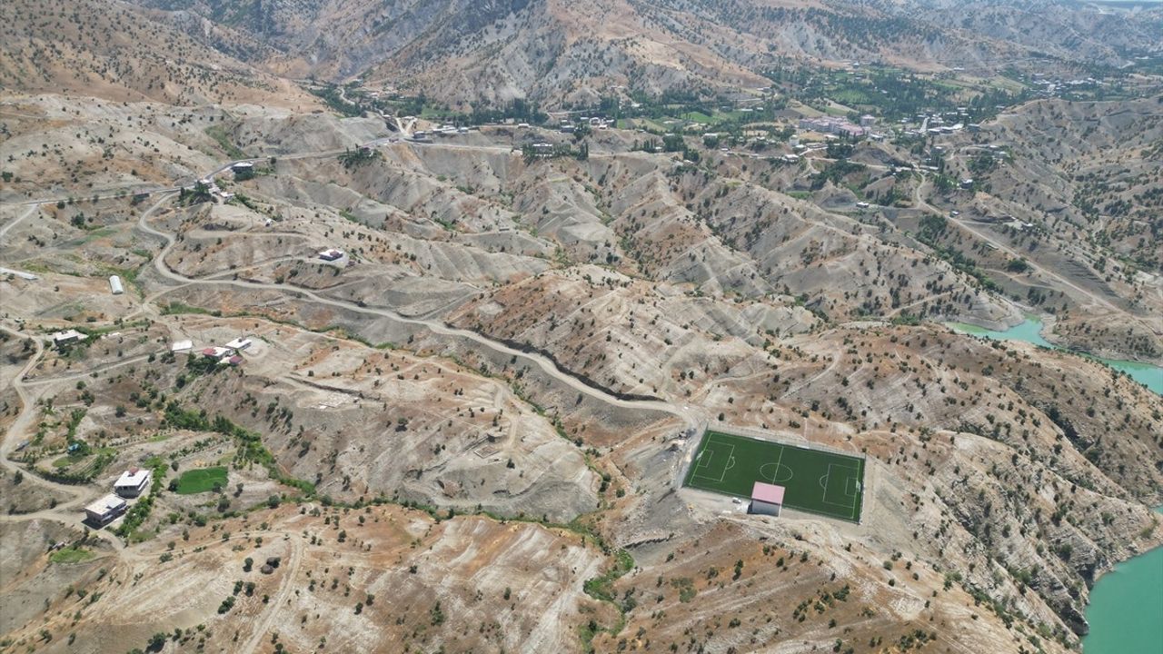 Uludere'nin Genç Yetenekleri Baraj Gölü Manzaralı Statta Antrenman Yapıyor