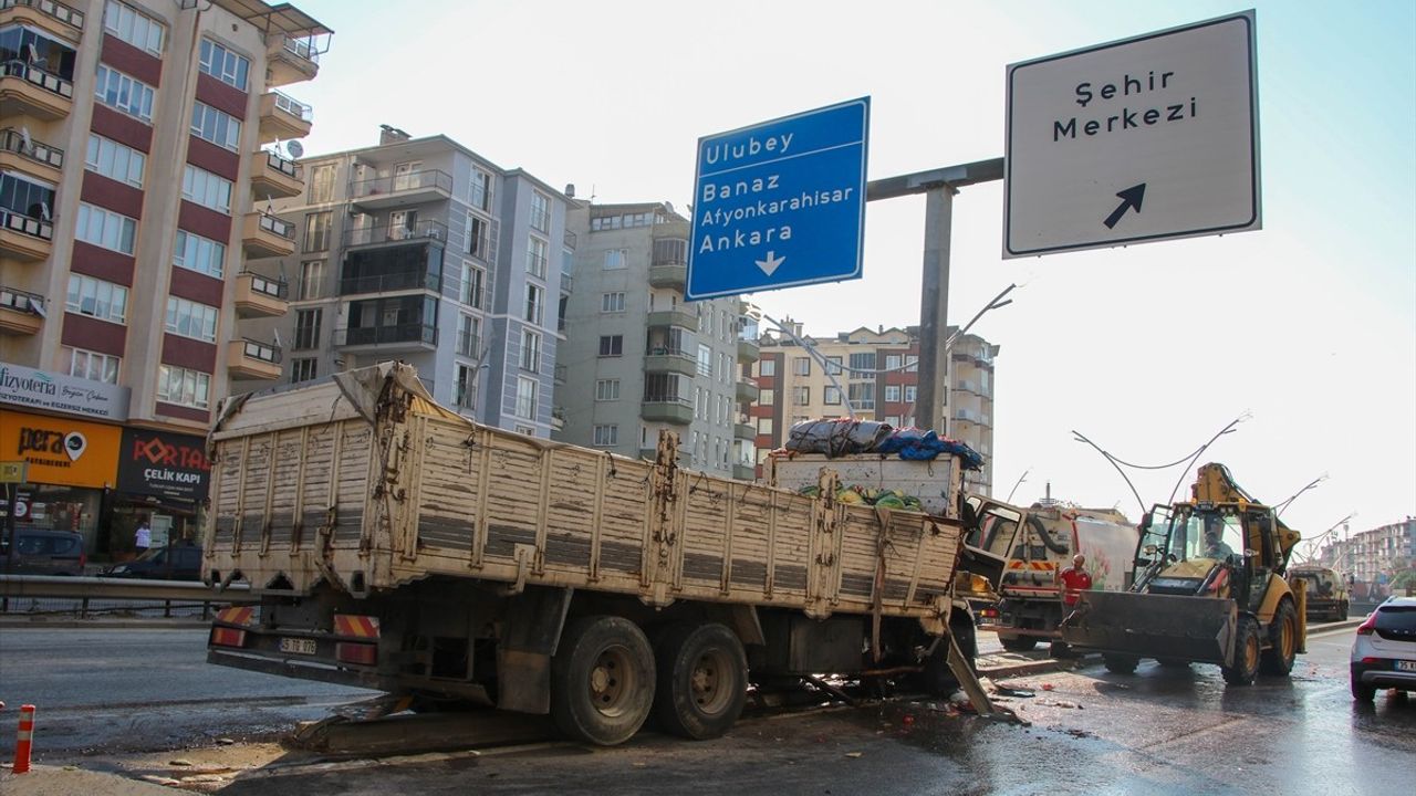 Uşak'ta Feci Kaza: Karpuz Yüklü Kamyon Sürücüsü Hayatını Kaybetti