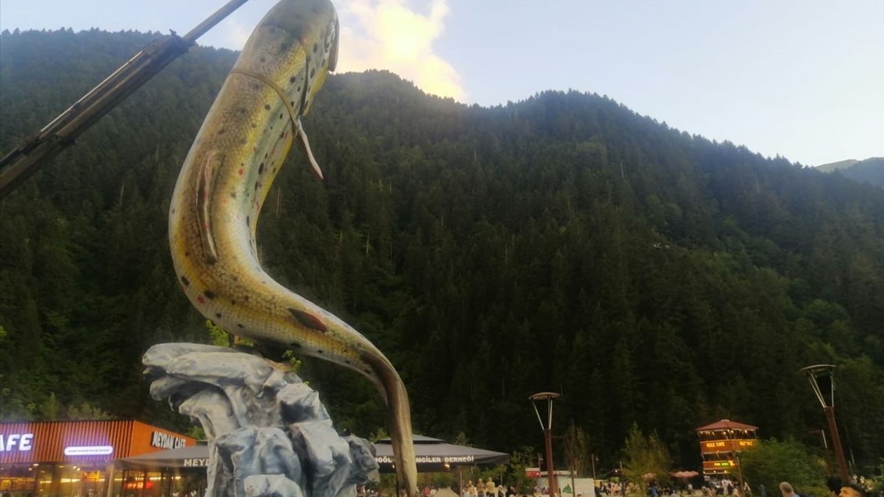 Uzungöl'de 7 Metrelik Kırmızı Benekli Alabalık Heykeli Sergileniyor