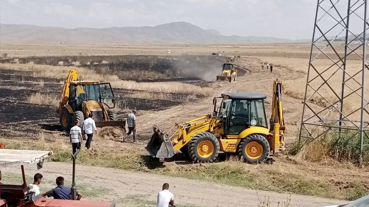 Van'da buğday tarlasında çıkan yangın söndürüldü