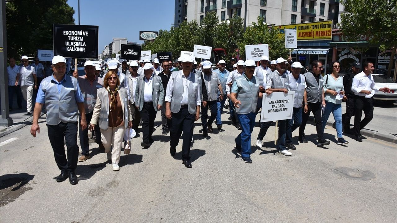 Van'da Uçak Seferleri İçin Yürüyüş Düzenlendi