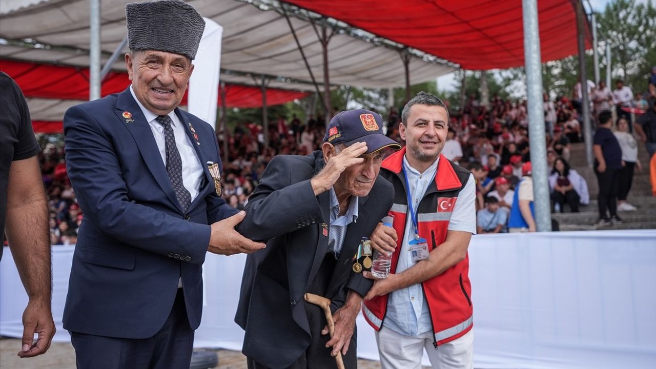 95 Yaşındaki Kore Gazisi Törende Coşkuyla Selamladı