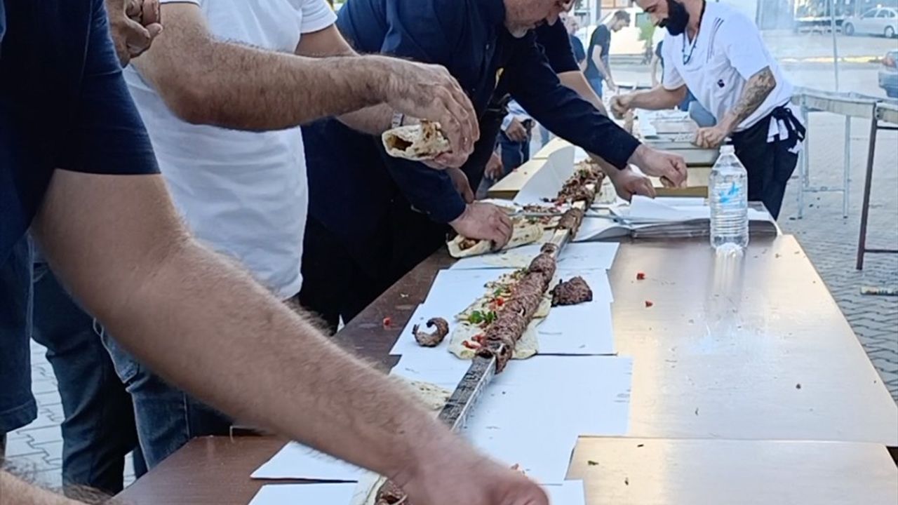 Adana'da Döner Kavşak Kurallarına Uyan Sürücüler Kebapla Ödüllendirildi