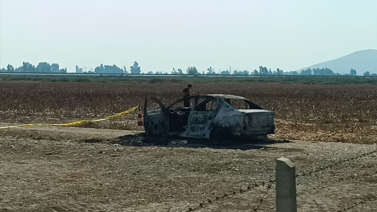 Adana'da Yanmış Araçta Erkek Cesedi Bulundu