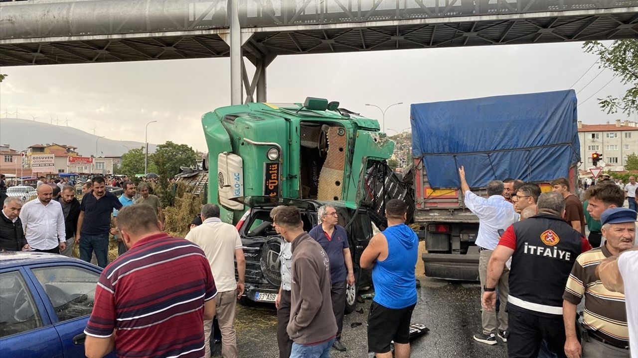 Afyonkarahisar'da Zincirleme Trafik Kazası: 2 Ölü, 12 Yaralı