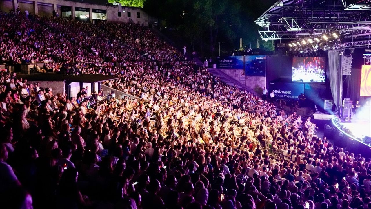 Ajda Pekkan Harbiye Açıkhava'da Unutulmaz Bir Konser Verdi