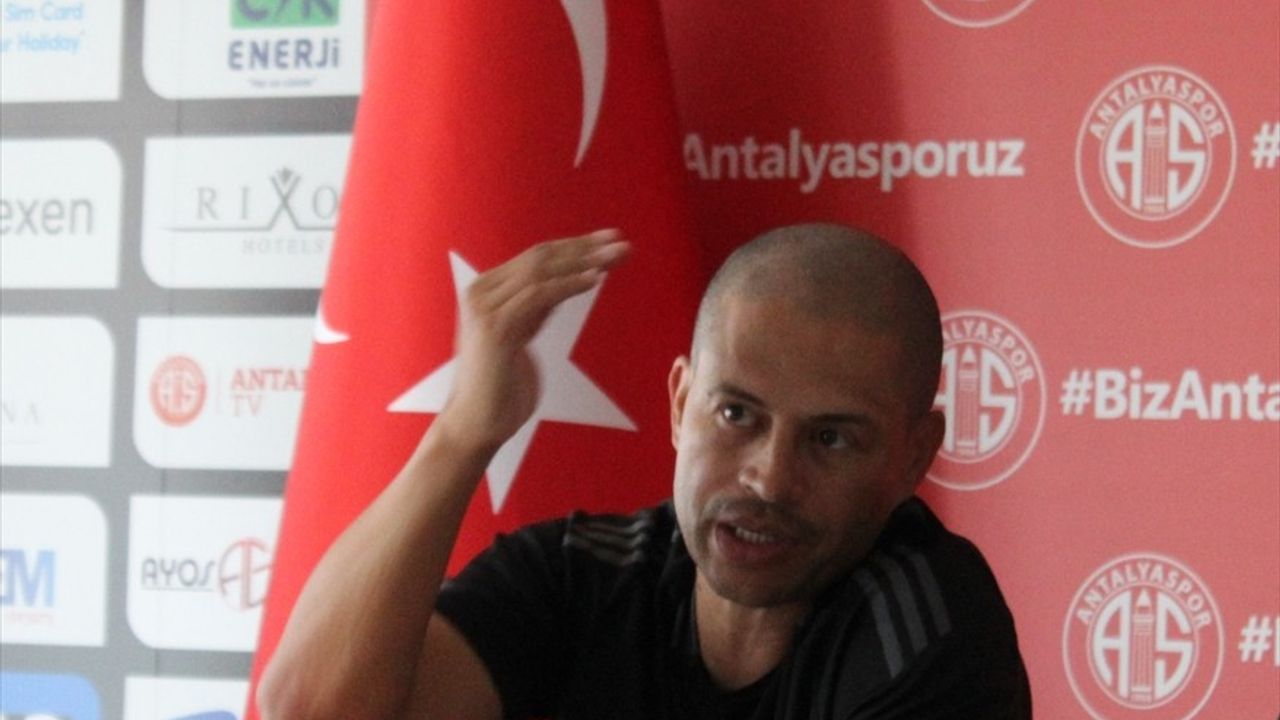 Alex de Souza: Antalyaspor için Yeni Oyunculara İhtiyacımız Var