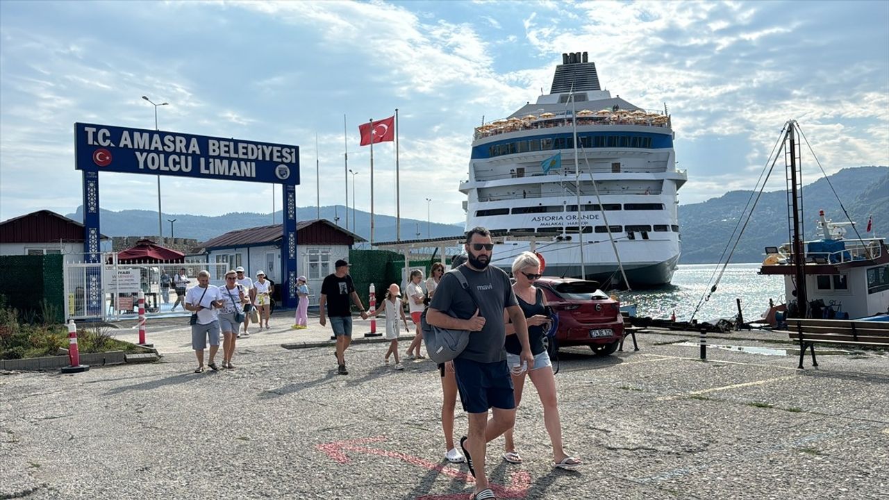 Amasra'ya 50. Seferini Gerçekleştiren "Astoria Grande" Kruvaziyeri Rus Turistleri Ağırladı