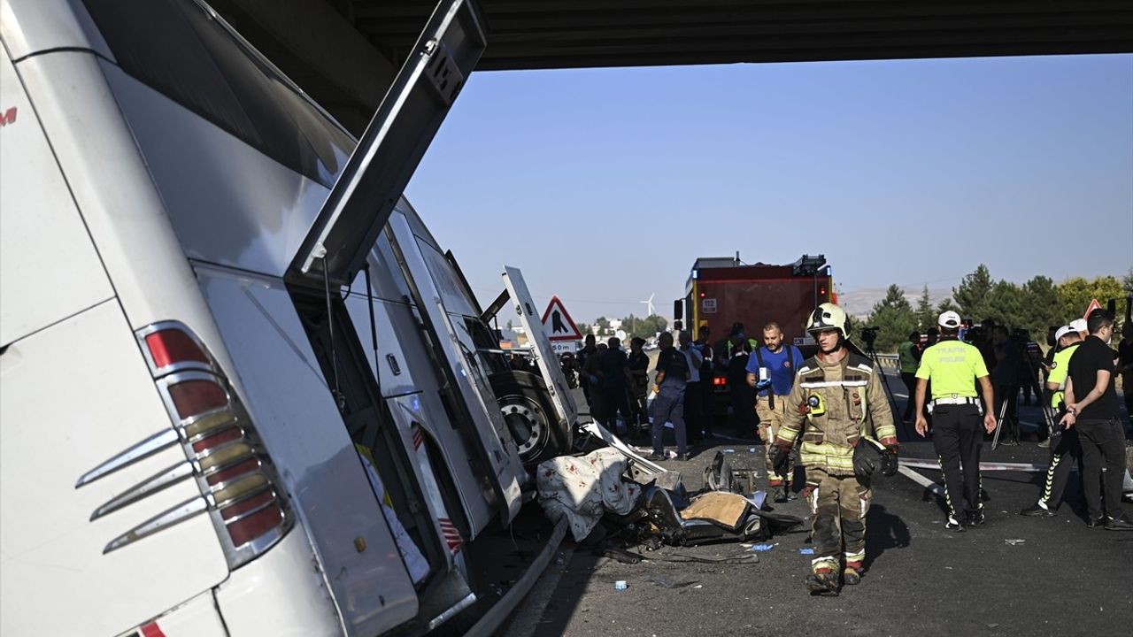 Ankara'da Yolcu Otobüsü Köprü Ayağına Çarptı: 9 Ölü, 26 Yaralı