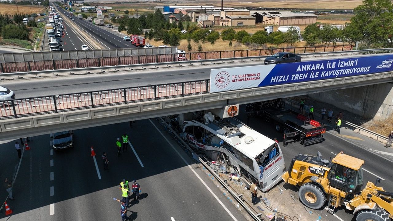 Ankara'daki Yolcu Otobüsü Kazasında 9 Ölü, 27 Yaralı