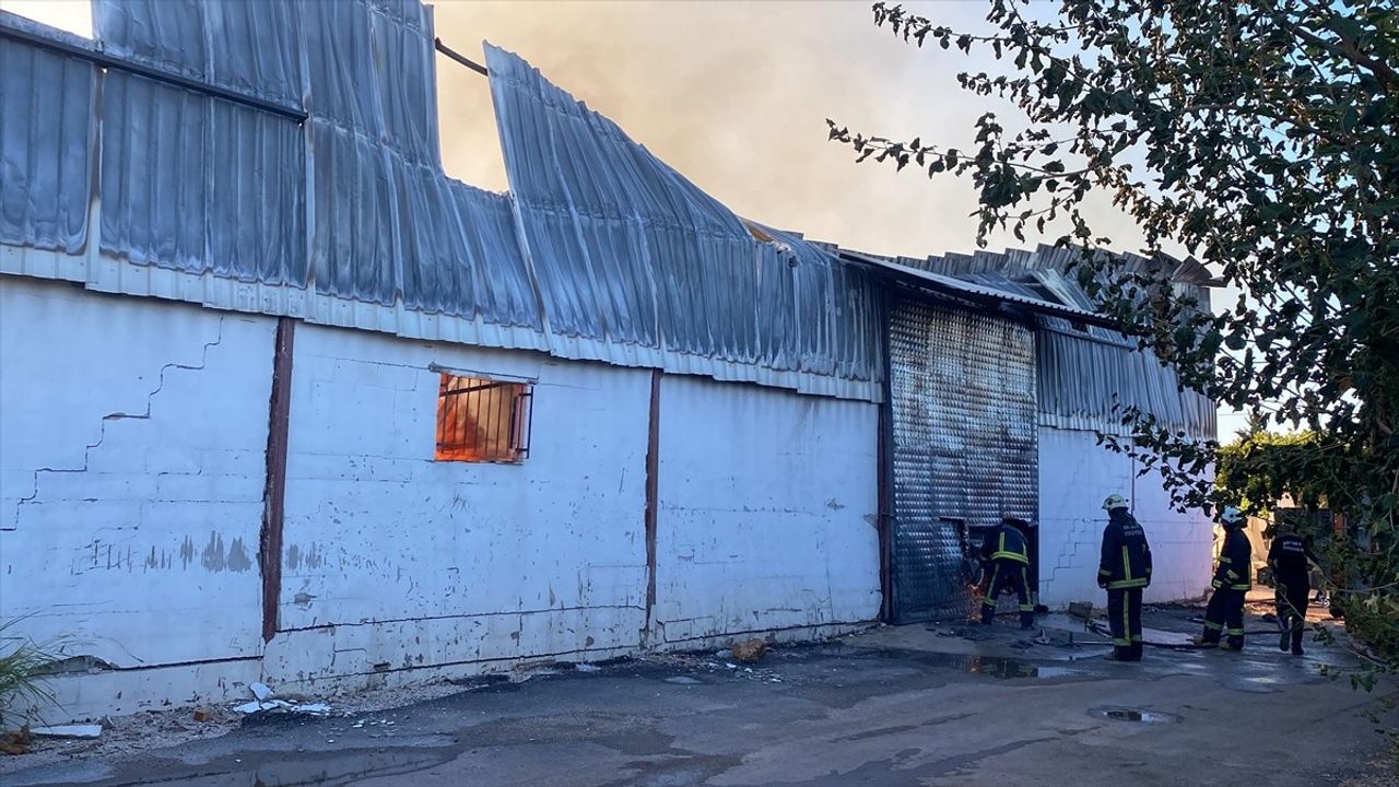 Antalya Aksu'da Kağıt Fabrikasında Yangın Çıktı