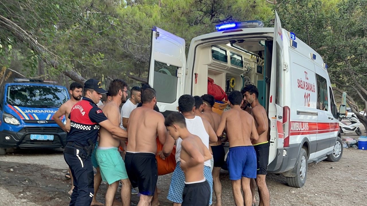 Antalya'da Denizde Boğulma Tehlikesi: Genç Hayata Döndürüldü