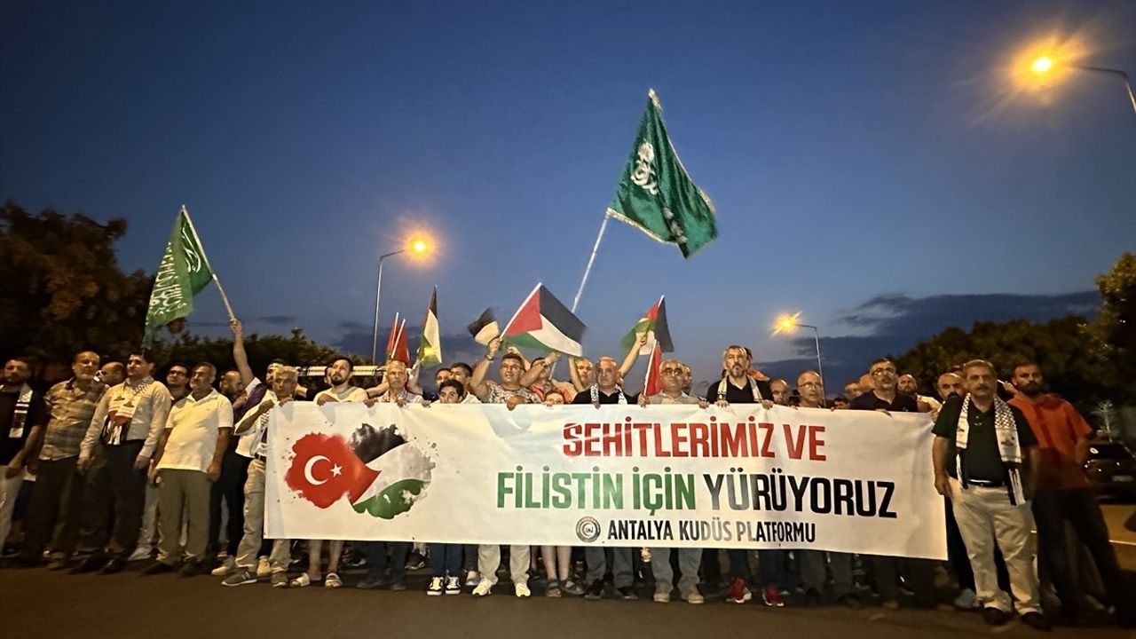 Antalya'da Gazze İçin Protesto Yürüyüşü Düzenlendi